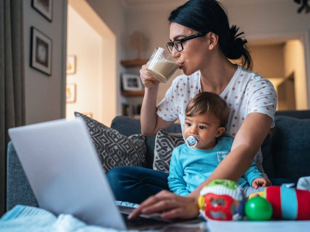 23 Best Jobs for Stay at Home Moms (With No Experience)